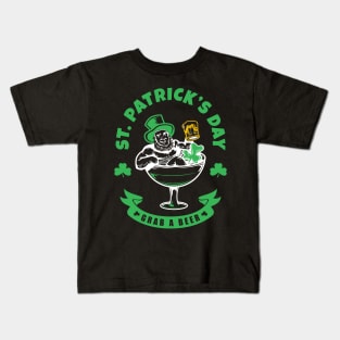 St. Patrick`s day Grab a Beer Kids T-Shirt